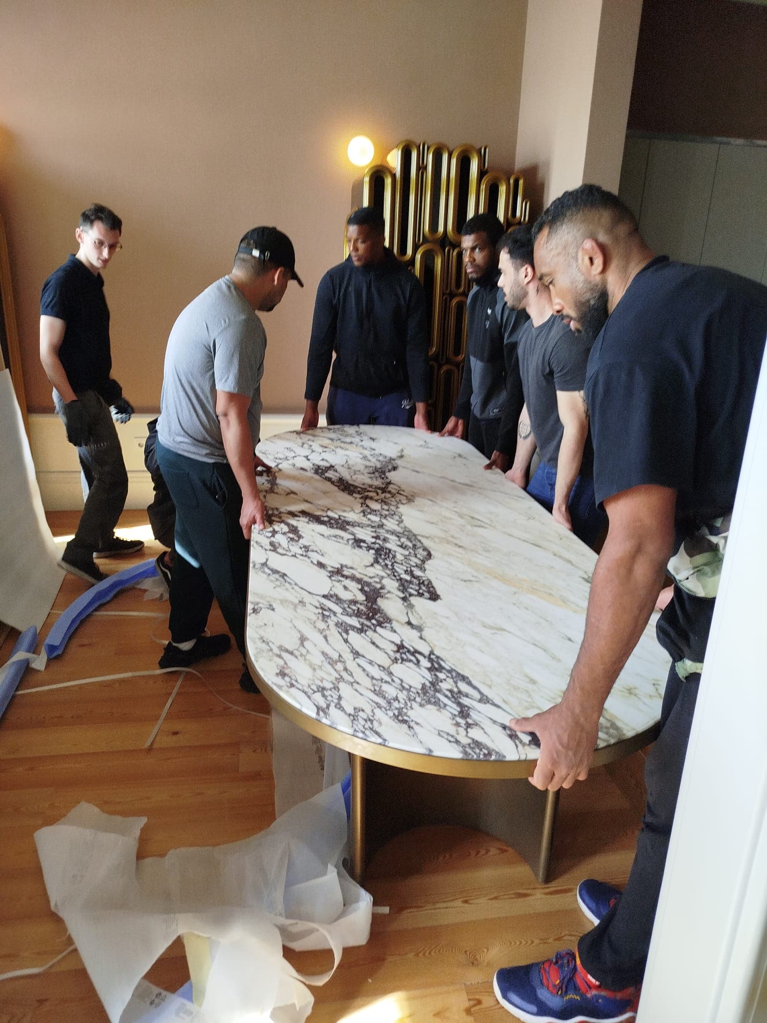 Equipa GS a carregar móveis durante mudança no Porto