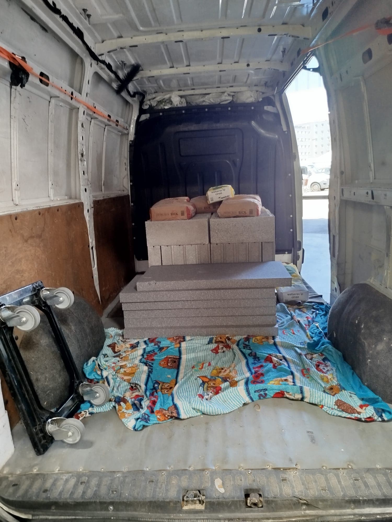 Carrinho com materiais para mudança